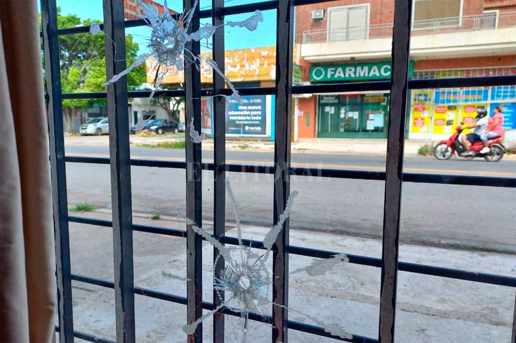 Los balazos impactaron en la vidriera e ingresaron al interior del negocio. Crédito: El Litoral