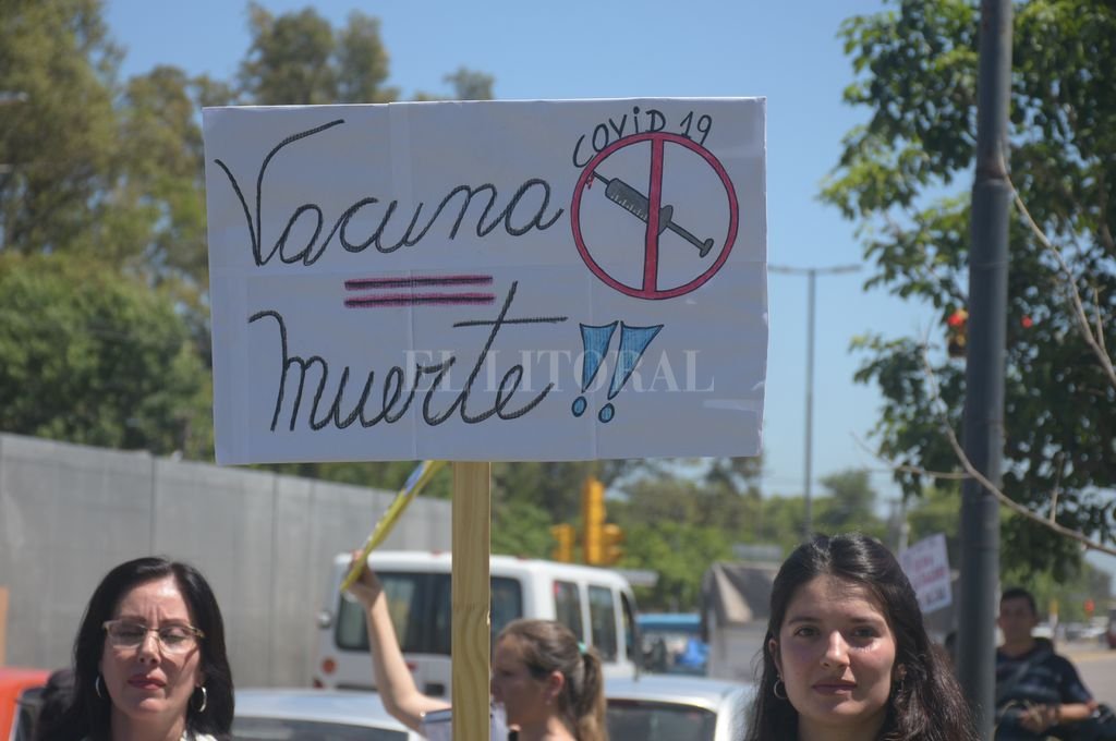 Pancartas del grupo antivacunas, días atrás durante la visita a la ciudad de la Ministra de Salud nacional, Carla Vizzotti. Crédito: Mauricio Garín 