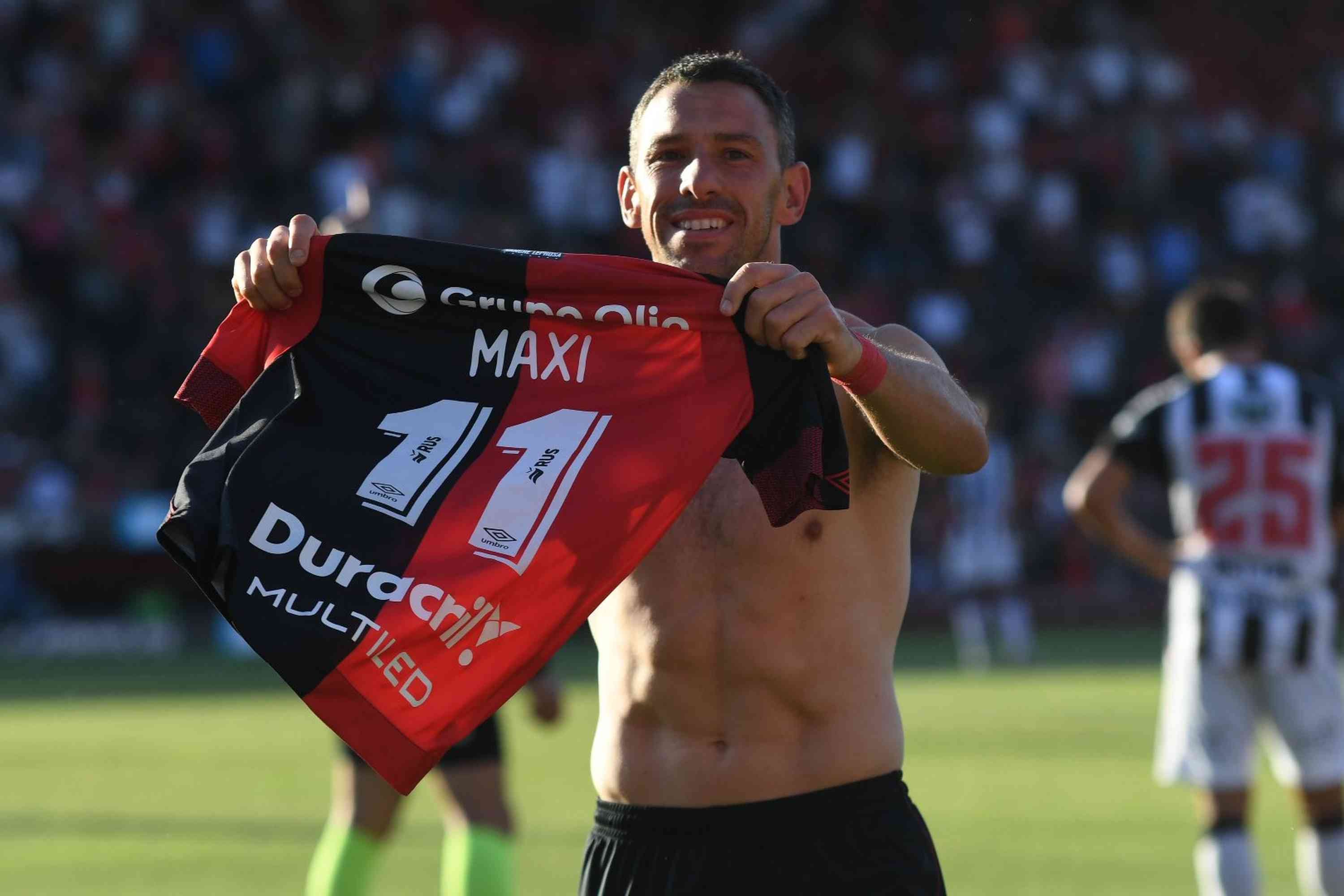 https://static.ellitoral.com/um/fotos/422585_newells_central_cordoba_festejo_maxi_rodriguez_2.jpg