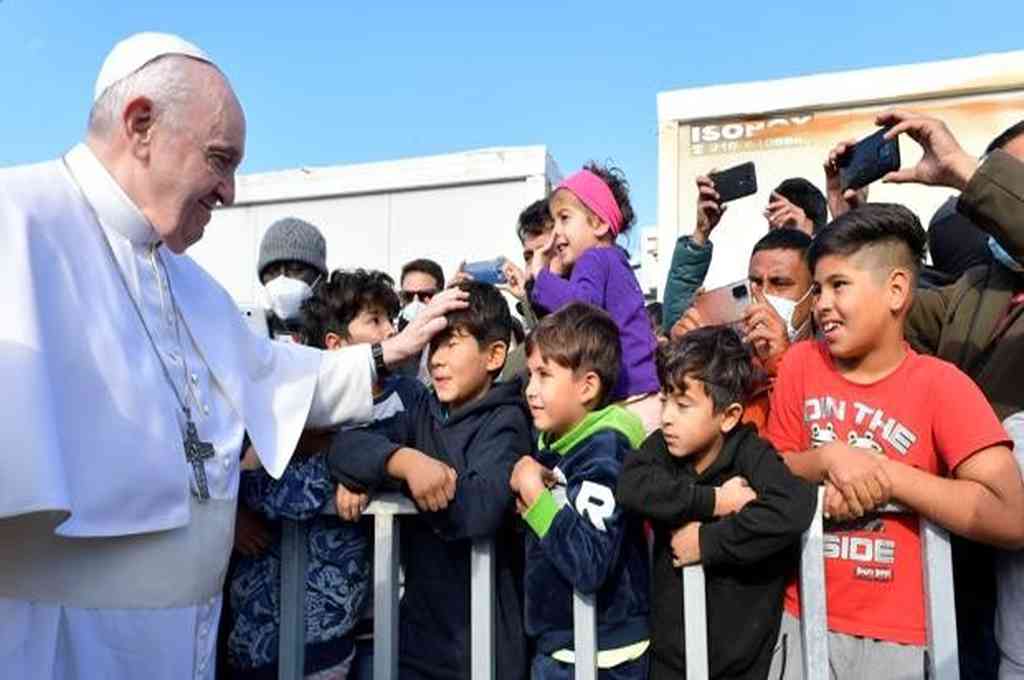 El Papa Francisco junto a refugiados del campamento Moria 2, en la isla griega de Lesbos. 