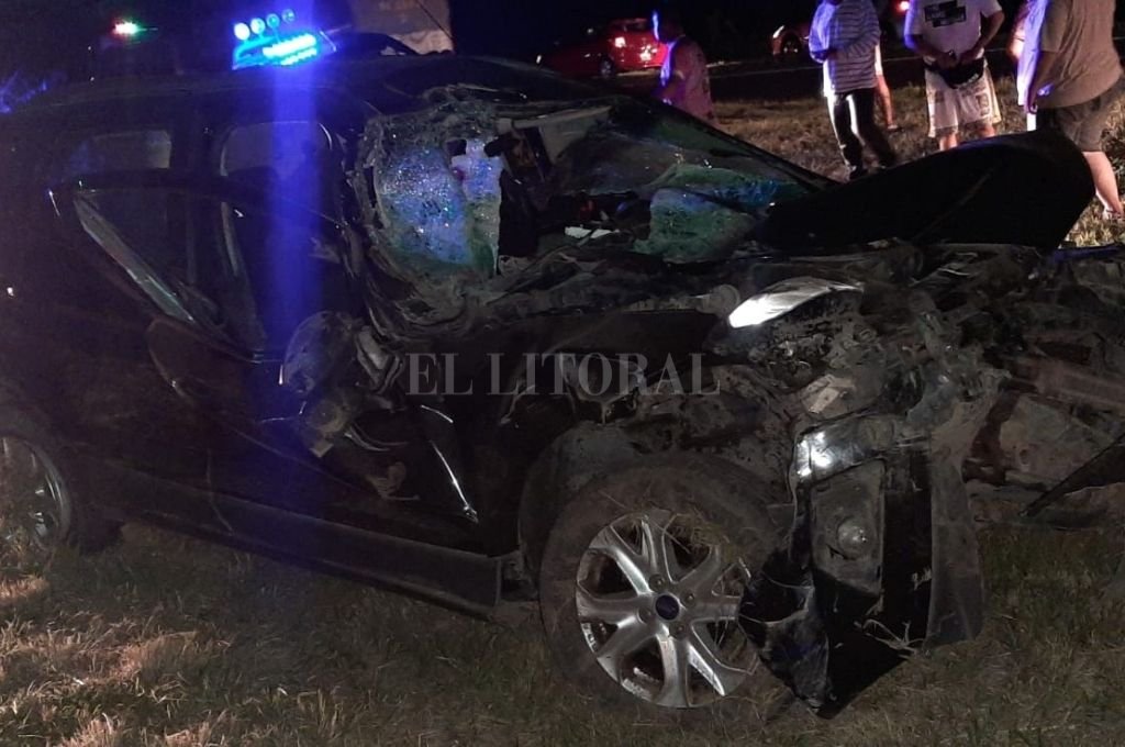 El choque se produjo en las primeras horas de este lunes, en la autopista Santa Fe-Rosario, a la altura de San Fabián. Crédito: Prensa URXV