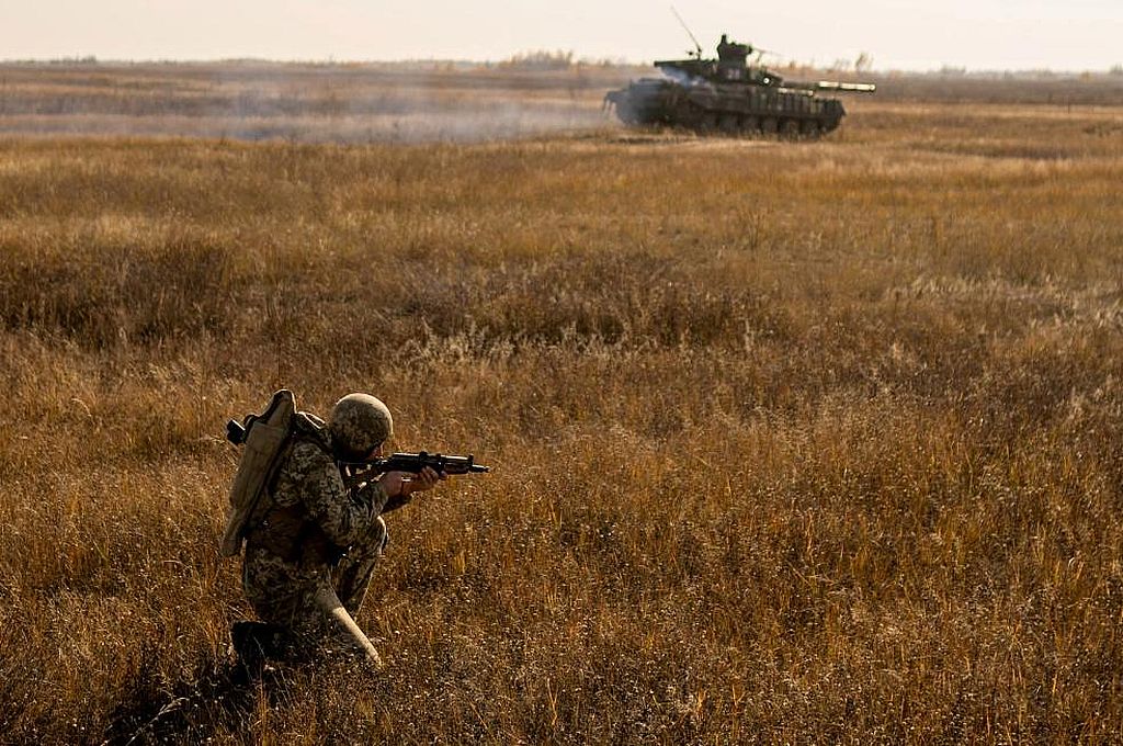 Un miembro de las Fuerzas Armadas de Ucrania participa en ejercicios militares en un campo de entrenamiento cerca de la frontera con Crimea anexionada a Rusia en la región de Kherson, Ucrania, el 17 de noviembre de 2021. Crédito: Reuters