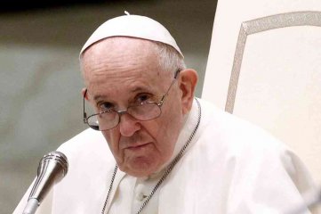 El papa Francisco inició la semana con un "dolor en la pierna" pero mantiene sus actividades