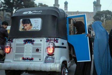 Los talibanes prohibieron que las mujeres afganas viajen más de 70 km sin un familiar varón