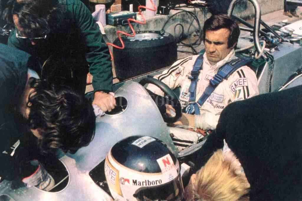 El gesto serio y concentrado, reflejo de su personalidad racional, de Reutemann a bordo de su vehículo de Fórmula 1. Crédito: Archivo.