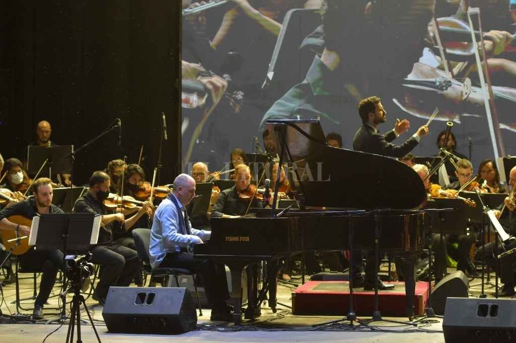 Facundo Ramírez al piano, Ezequiel Silberstein en la dirección y la Orquesta Sinfónica Provincial de Santa Fe, en el estreno mundial del 