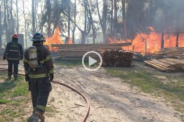 Video: se incendió un aserradero que linda con un depósito de garrafas en la ciudad de Santa Fe