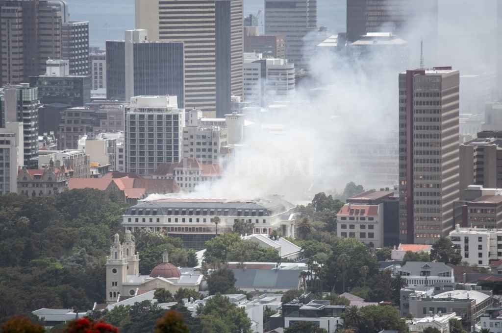 La sala de la Asamblea Nacional sudafricana está completamente destruida. 