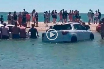 Video: subió la marea y tapó los autos en una playa de Río Negro 