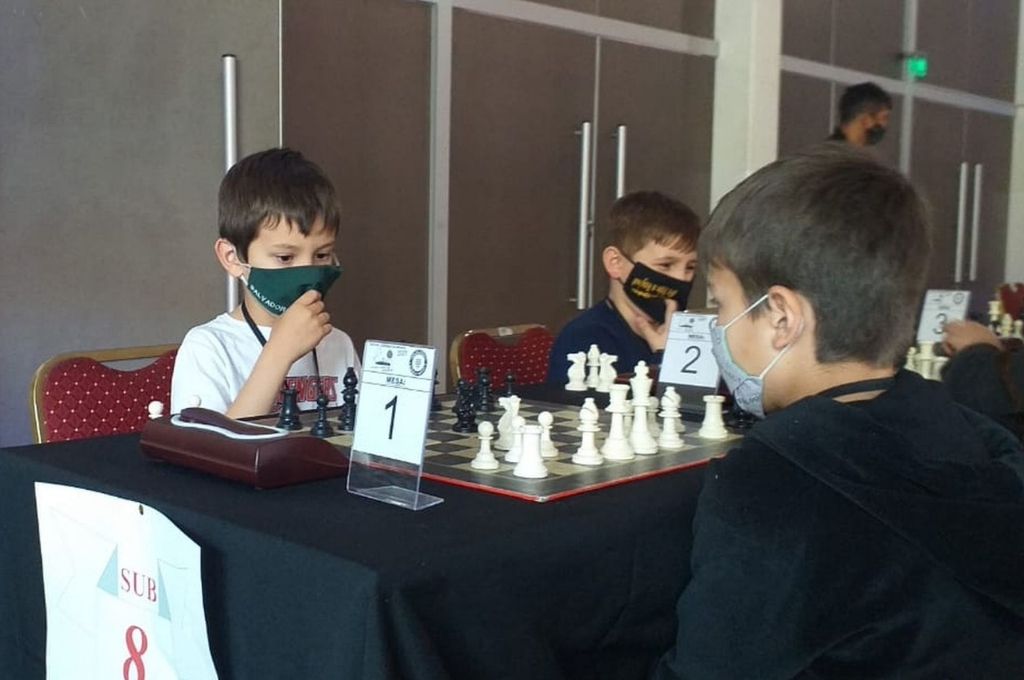 El niño recreíno (a la derecha), plenamente concentrado en una de las competiciones. Crédito: Gentileza