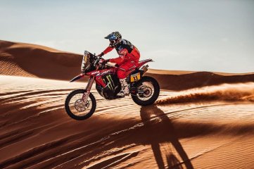 Kevin Benavides tuvo un gran domingo y saltó al tercer puesto de la general de motos del Dakar 2022