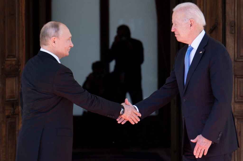 Las conversaciones estratégicas que mantengan en Ginebra, Suiza, los enviados de Vladimir Putin y Joe Biden podrían determinar el futuro de sus relaciones bilaterales y las de la OTAN.   Crédito: Gentileza