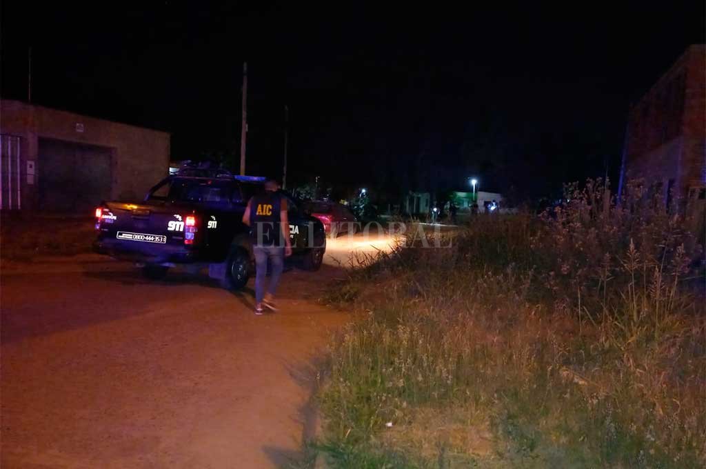 Personal de Criminalística de la AIC inspeccionó la escena del hecho y secuestró una gorra y una réplica de arma de fuego. Crédito: Danilo Chiapello