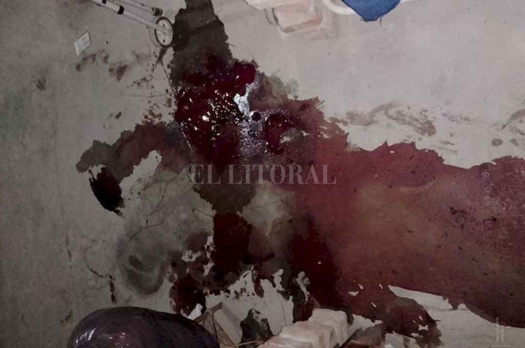 En la casa de la mujer se encontró un manchón de sangre que se extendía por 4 metros, ya que se arrastró para pedir ayuda. Crédito: Archivo El Litoral
