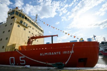 El rompehielos Almirante Irzar zarp hacia una nueva campaa a la Antrtida Argentina
