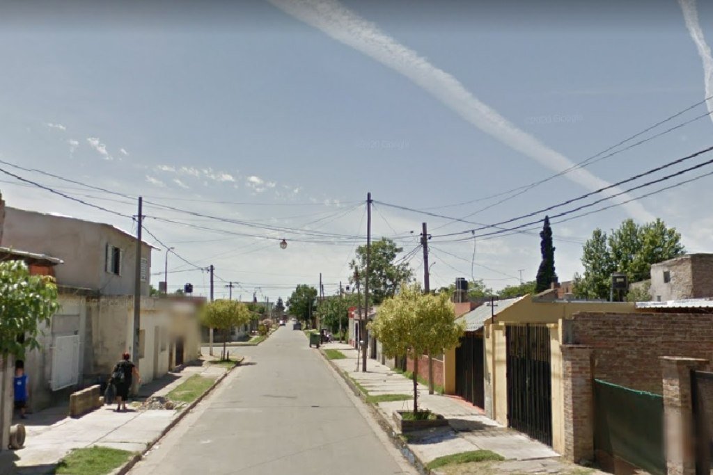Iván Acuña iba caminando por inmediaciones de Dorrego al 400, de VGG, cuando fue atacado por dos personas que en principio pasaron en moto y, sin mediar palabra, lo balearon. Foto:Google Street View.