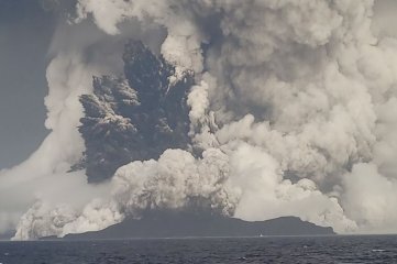 Erupción volcánica en Tonga provoca un tsunami y pone en alerta gran parte del Pacífico