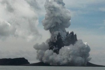 Perú: dos mujeres murieron ahogadas tras la erupción de volcán en Tonga