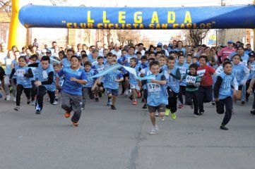 Pasión Liga: Club Argentino de San Carlos Centro   - 1° edición de Corre Argentino, maratón realizada en el marco del Centenario del Club. Los niños y toda su felicidad