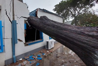 El Trébol: los vientos huracanados volaron la cruz de la cúpula de la iglesia y unos 20 techos de viviendas