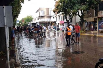 Video: las fuertes lluvias causaron estragos y accidentes en una competición ciclista en Bragado 
