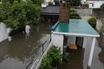 Video: intensas lluvias en Montevideo deja calles inundadas y miles de usuarios sin luz