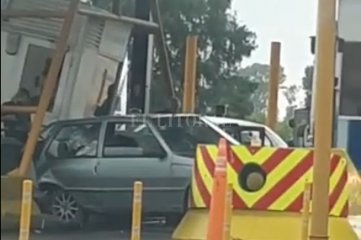 Video: dos autos terminaron incrustados la cabina del peaje en Sauce Viejo