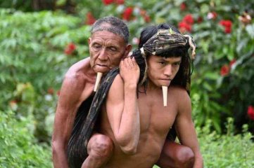 Un joven indígena cargó a su padre durante horas para que lo vacunaran contra el Covid