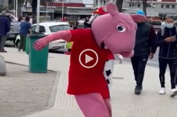 La Peppa Pig "fiestera" que enloquece a los turistas en Mar del Plata y es viral