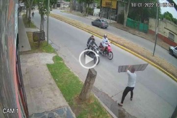Video: un comerciante impidió el robo de una moto al tirarle con una reja a los delincuentes