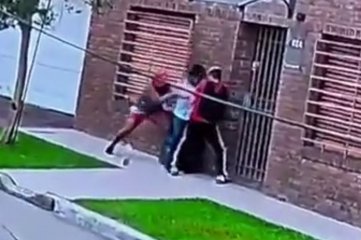 Video: una mujer es arrastrada por delincuentes que intentaban robarle la mochila en Quilmes  -  - 