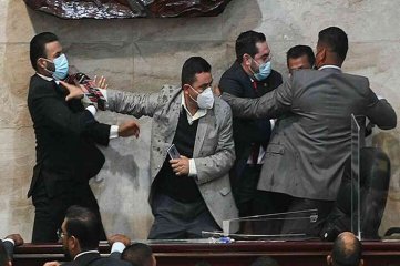 Entre golpes, gritos y empujones: así fue la apertura de las sesiones legislativas  en el Congreso de Honduras