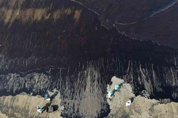 Preocupación por el desastre medioambiental registrado tras el derrame de petróleo en la costa de Perú