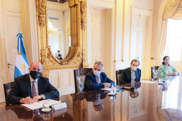 Fernández y Perotti firmaron la inversión para el programa "Santa Fe + Conectada"