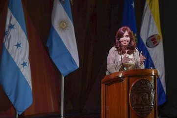 En plena negociación con el FMI, Cristina Kirchner criticó "las políticas de ajuste" de los organismos de crédito