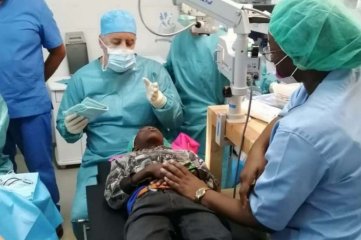 Médicos argentinos pudieron devolverle la vista a 1062 personas ciegas en África, gracias a la ayuda de Messi