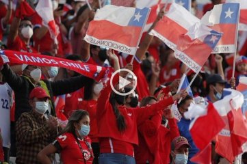 Los hinchas chilenos en Calama abuchearon el himno argentino y a "Dibu" Martínez  -  - 