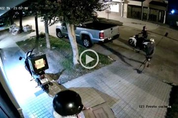 Video: en segundos le roban la moto a un delivery en barrio María Selva - 