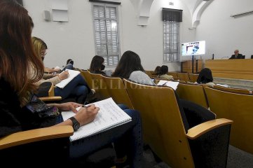 Debate abierto por la implementación  del pase sanitario en la universidades argentinas