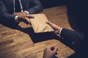 Segn un ex subjefe de la Bonaerense, "Todos los polticos en algn momento pasan a buscar el sobre de la droga"