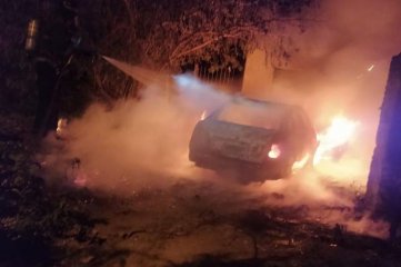Quemacoches: incendiaron un auto y escaparon en moto