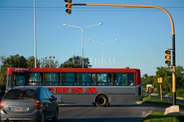 Semforos sin sincronizacin en la calle de salida de Rincn hacia la Ruta N 1