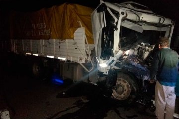 Choque de camiones en la autopista Santa Fe - Rosario