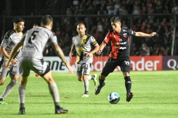 Coln derrot a Pearol en su regreso a la Copa Libertadores