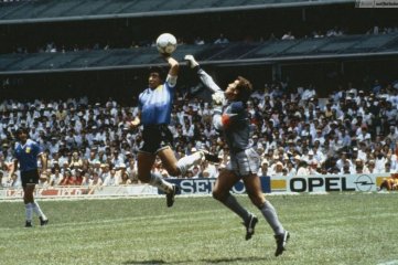 Subastan la camiseta que Diego Maradona us en "la mano de dios" y "el gol del siglo"
