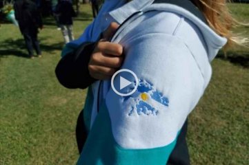 Emotivo homenaje: alumnos de Elortondo estamparon las islas Malvinas en sus buzos de egresados