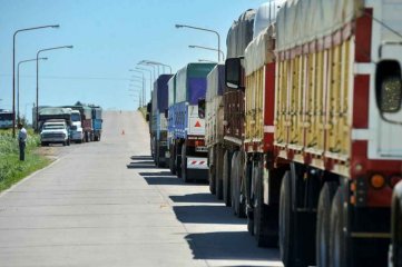 Transportistas de granos acordaron un aumento del 20% en la tarifa de fletes y levantaron el paro 