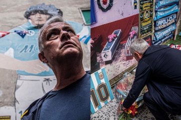 Mourinho le rindi tributo a Diego Maradona en Npoles
