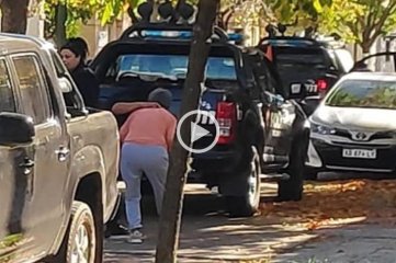 Video: detuvieron a un hombre que se atrincheró con una ametralladora en Rafaela