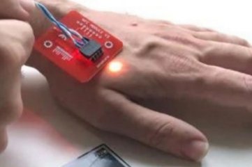 El implante de un microchip permitirá pagar con la mano